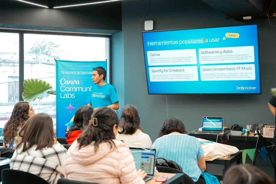 Relatore che presenta durante un workshop di formazione aziendale