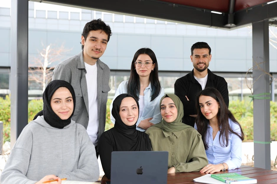 Il team di Prime Leader Hub sorridente in ufficio