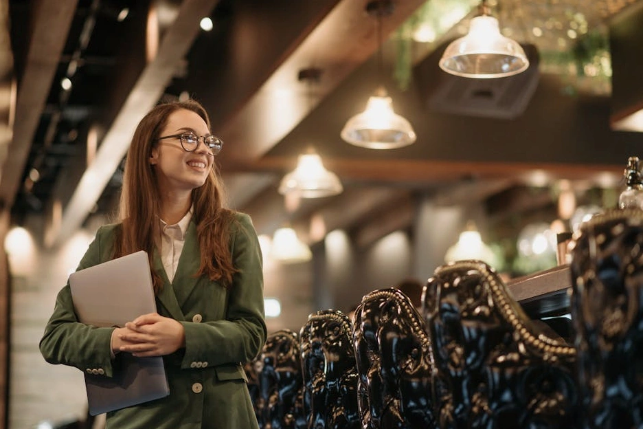 Moderno spazio di coworking luminoso e accogliente